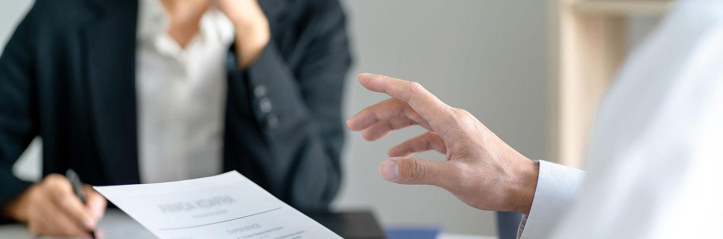 Médecin consultant les informations sur le dispositif assistant médical CPAM