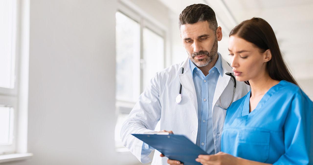 Médecin libéral travaillant avec son assistant médical en cabinet